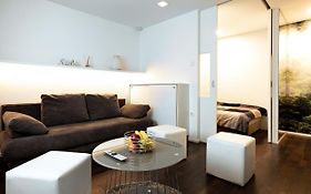 Elegant 1-Bedroom Apartment Near Hill Forest